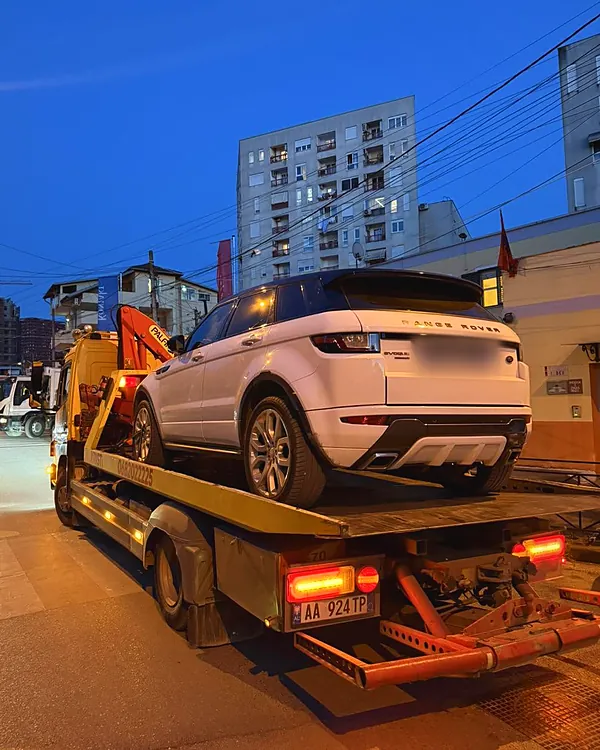 Karrotrec me vinç i Karrotrec Kristi duke transportuar një Range Rover në Tiranë