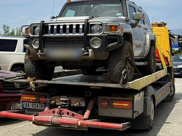 Karrotrec duke tërhequr një xhip Hummer