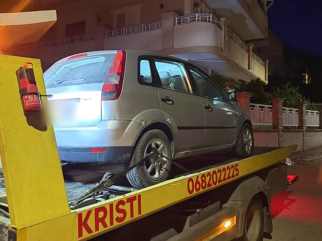 Makinë e ngarkuar mbi karrotrecin Kristi natën në Tiranë