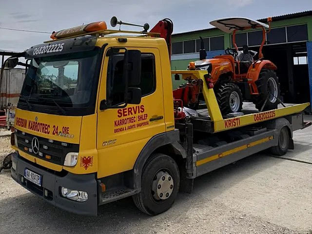 Karrotrec duke transportuar një mjet pune